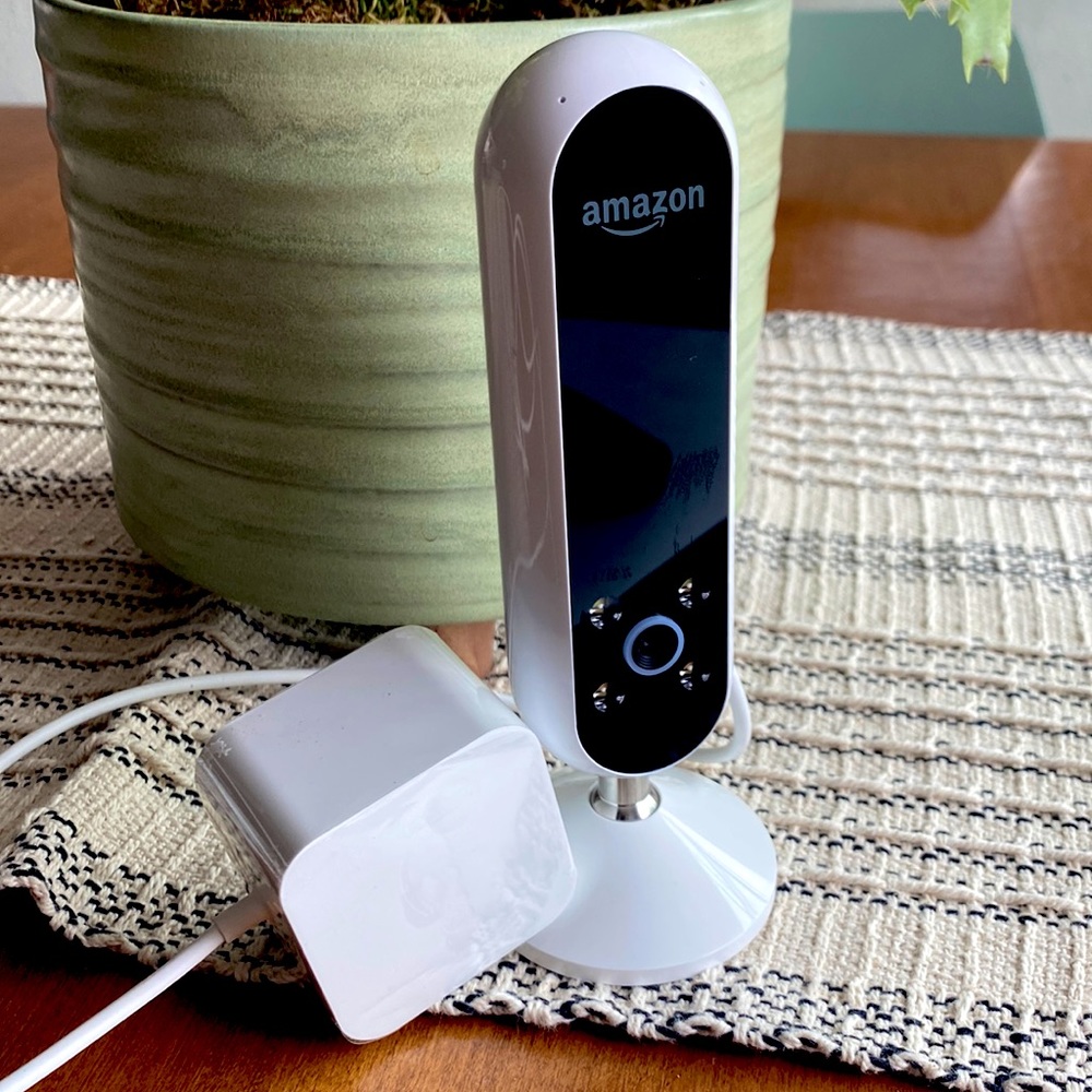 Discontinue - NWOT - Amazon Echo Look.